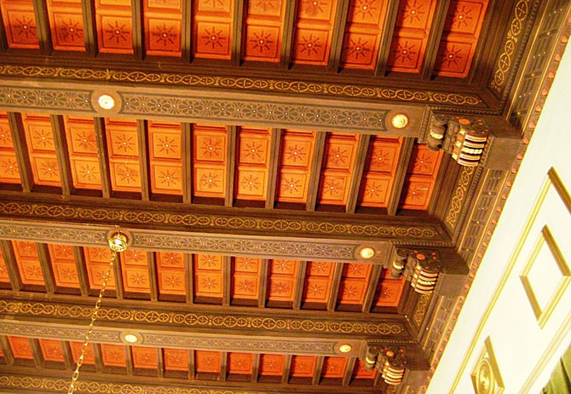 Archivo:Ayuntamiento de Motril, Granada, Región Histórica de Granada, España. Rico alfarje de la planta primera, policromado y dorado..jpg