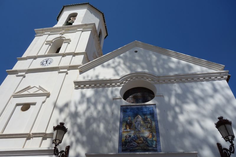 Archivo:Iglesia del Salvador de Nerja, Málaga, obra del Reino de Granada III. Fachada y torre posteriores al primitivo templo..jpg