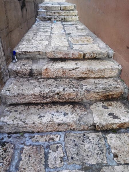 Archivo:Sistema defensivo motrileño, calles estrechas y tortuosas, obra del Reino de Granada II y del Reino de Granada III o Cristiano. Foto de una antigua solería de grandes piedras..jpg