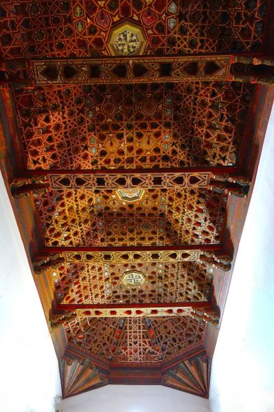 Archivo:Armadura de la nave de un templo, Mudéjar Granadino, con elementos decorativos heredados del Estilo Nazarí o Granadino con algunos cristianos. Integración de culturas. Reino de Granada III.jpg