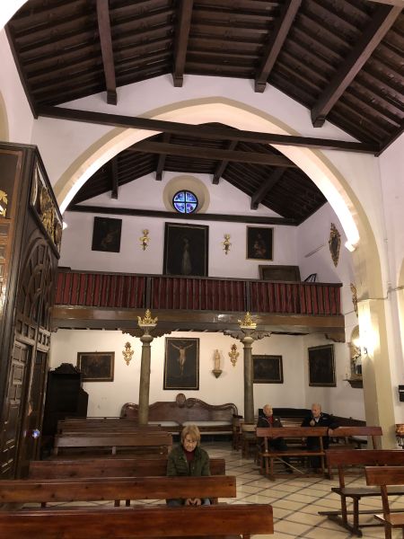Archivo:Pies, coro y armadura de estilo Mudéjar Granadino en el interior del templo parroquial de Pulianas..jpg