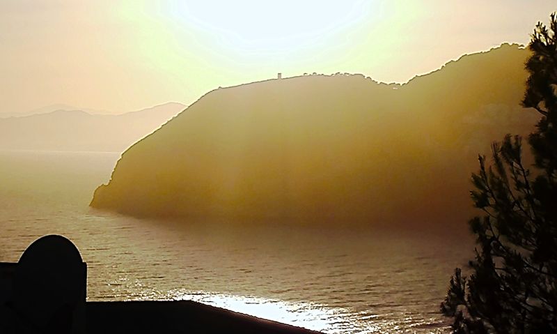 Archivo:Vista desde La Atalaya de la Punta de la Mona sobre la Bahía de la Herradura y Cerro Gordo con su atalaya en la cumbre..jpg