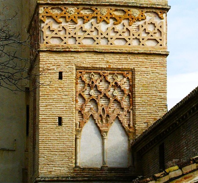 Archivo:Alminar almohade, Granada, sigue la líneas generales de los alminares norteafricanos de este imperio o califato con capital en el actual Marruecos..jpg