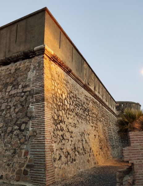 Archivo:Batería o Fuerte de Carchuna, Motril, Granada, Región Histórica de Granada, España. Muro lateral con uno de los cubos al fondo..jpg