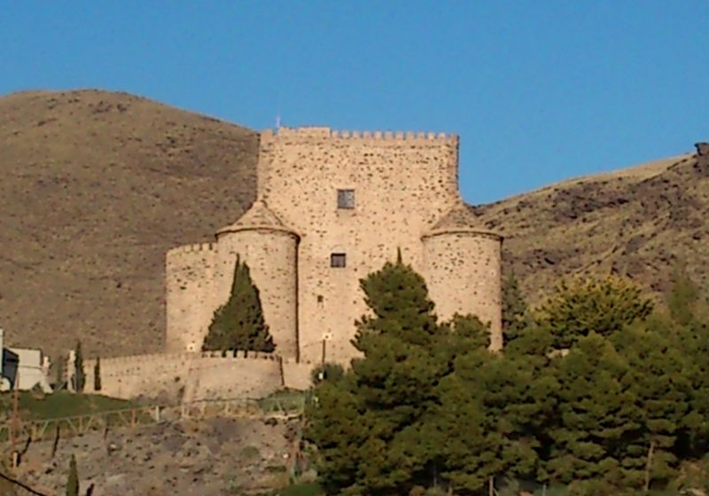 Archivo:Castillo de Gérgal, obra del Reino de Granada III sobre otro existente en el Reino de Granada II con elementos más antiguos..jpg