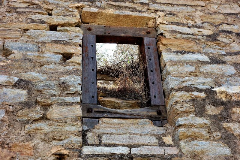 Archivo:Bédar, Almería, Región Histórica de Granada. "Cargadero de mineral Tres Amigos" del periodo de la Región de Granada. Una de las compuertas para cargar el mineral desde las enormes tolvas a los vagones del tren..jpg