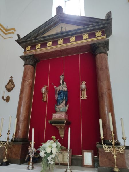 Archivo:Iglesia de la Virgen de los Ángeles, obra del Reino de Granada III o Cristiano. Retablo de líneas neoclásicas dedicado a la Virgen del Rosario..jpg