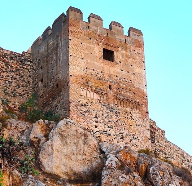 Archivo:Cara sur de la Torre del homenaje de la alcazaba de Salobreña. Reino de Granada, Región Histórica de Granada, España..jpg