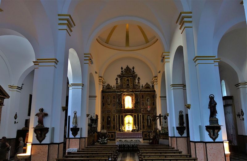 Archivo:Castril de la Peña, Granada, Región de Granada, España. Iglesia de la Virgen de los Ángeles, obra del Reino de Granada III o Cristiano. Interior, visto desde la nave central..jpg