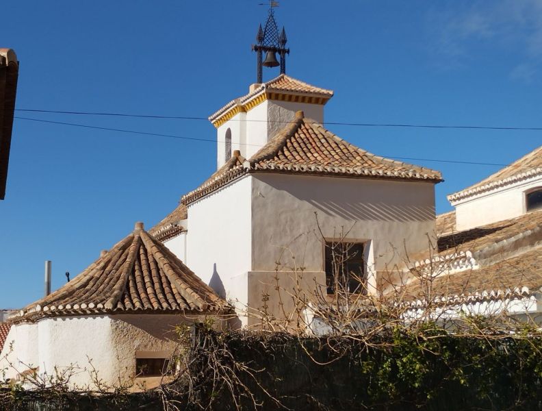 Archivo:Gor, Granada, iglesia del periodo del Reino de Granada III con los tejados en forma de pagodas granatenses por las curvas ya usadas en el periodo Nazarí de este reino..jpg