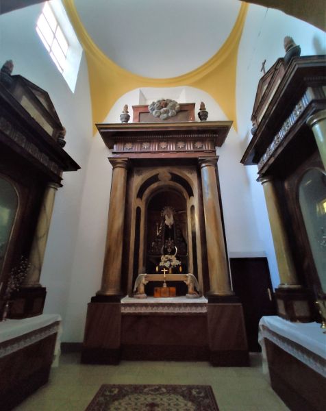 Archivo:Gor, Granada, retablos de líneas neoclásicas instalados en una de las capillas de su iglesia parroquial..jpg