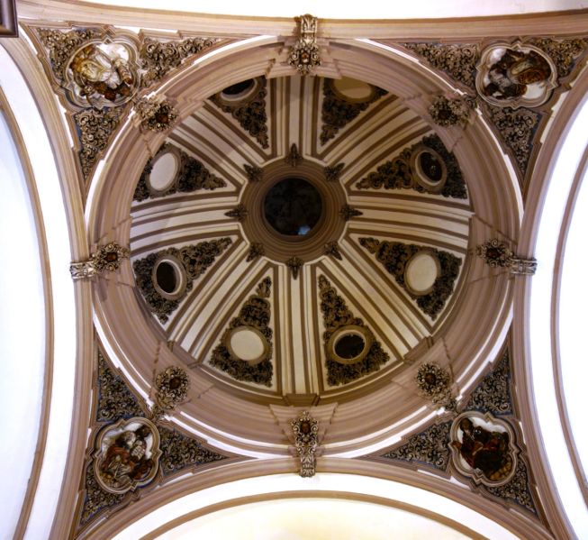 Archivo:Cúpula del crucero, decoración inspirada en la Escuela Granadina de Yeseros y Escayolistas, iglesia de S Mateo, Baños de la Encina, Jaén..jpg