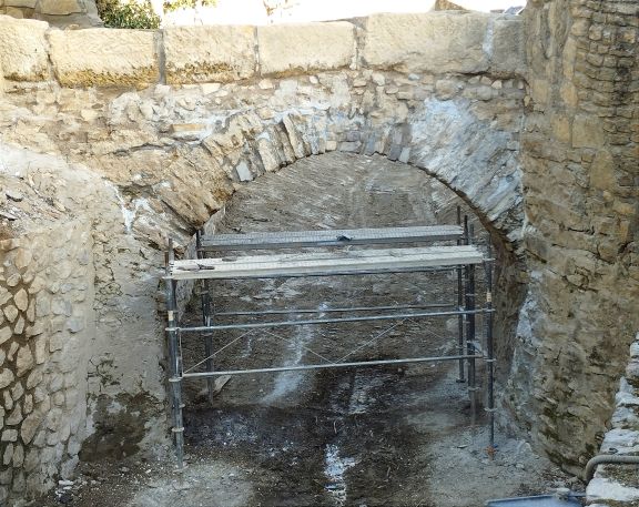 Zona del arco del acueducto de origen romano de la Alcantarilla, Alhendín, Granada, Región de Granada.