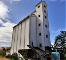 Gran silo de almacenamiento de cereales.