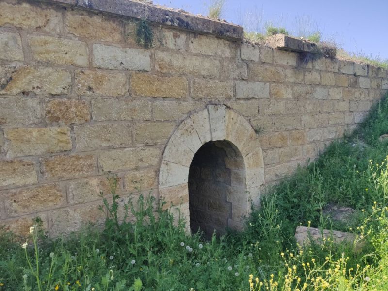 Archivo:Vía Férrea Guadix-Baza-Almanzora-Lorca, tristemente eliminada en 1984. Muros y puente que soportan la plataforma. Obra del periodo de la Región de Granada. Hernán Valle, Guadix, Región de Granada, España..jpg