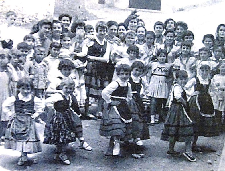 Archivo:Museo del castillo de los Ulloa, Vélez de Benaudalla, Región de Granada, zona destinada a los trajes típicos, los bailes originales relacionados con la Alpujarra, la costa, la Vega de Granada..jpg