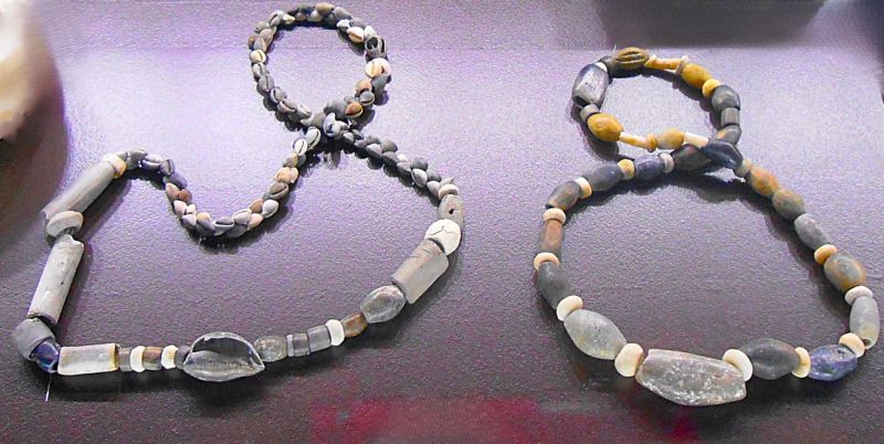 Archivo:Los Millares, Santa Fe de Mondújar, Almería, Región Histórica de Granada. Collares de piedras pulidas y conchas que son parte de un ajuar funerario..jpg