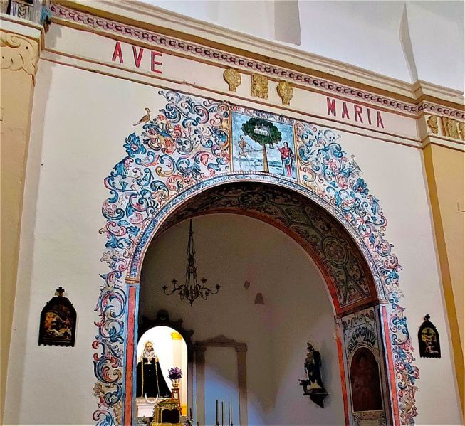 Archivo:Pinturas murales de la capilla de la Virgen de los Dolores de la iglesia de la Anunciación, obra del Reino de Granada III, Dólar, provincia de Granada, Región Histórica de Granada, España..jpg