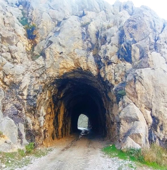 Archivo:Túnel de la Trinchera para la vía del tren Sol y Nieve, Periana, provincia de Málaga, España. La obra fue realizada durante el periodo de la Región de Granada..jpg