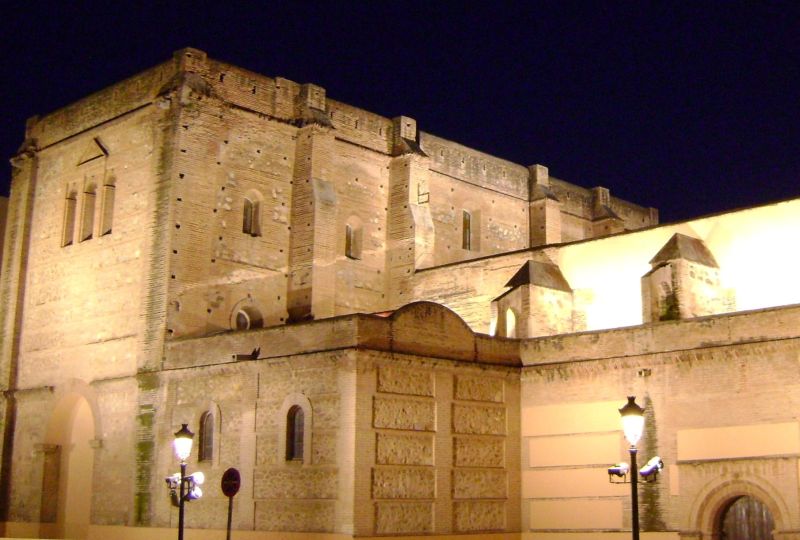 Archivo:Motril, iglesia fortaleza defensiva de la Encarnación, obra del Reino de Granada III o Cristiano, Estilo Gótico-Mudéjar..jpg