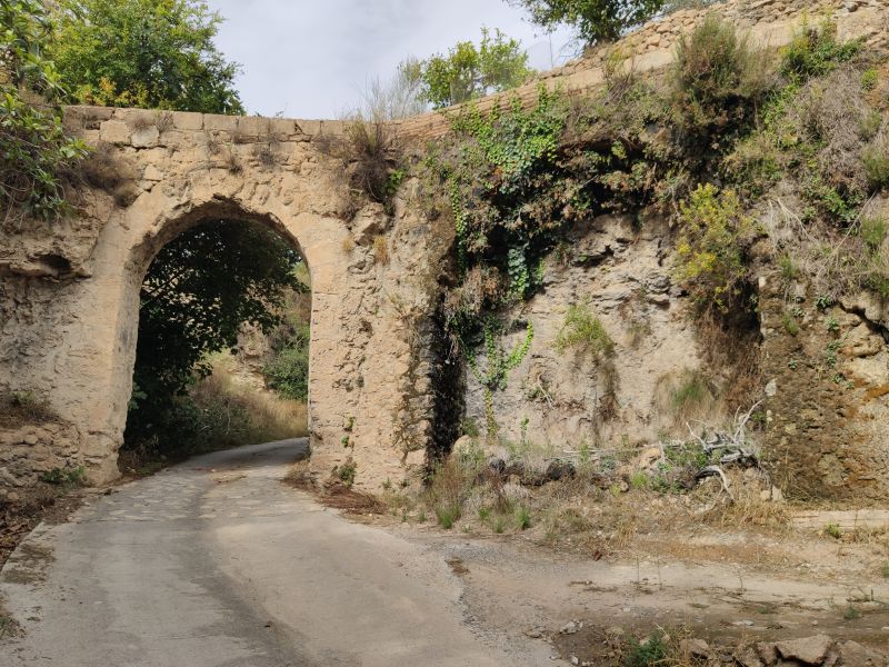 Archivo:Acueducto romano de Zazas, Pinos del Valle, Granada, España. Zona monumental con sus dos arcos..jpg