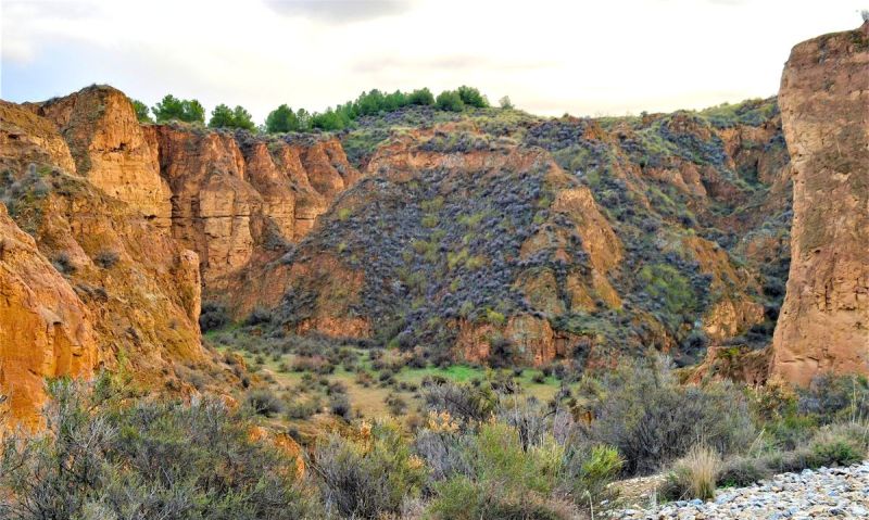 Archivo:Ruta del puente de Faugena al puente del Grao o del Grado, de Guadix a Hernán Valle. Obra del periodo de la Región de Granada. Vía Guadix-Lorca. Una de las zonas de cárcavas del trayecto..jpg