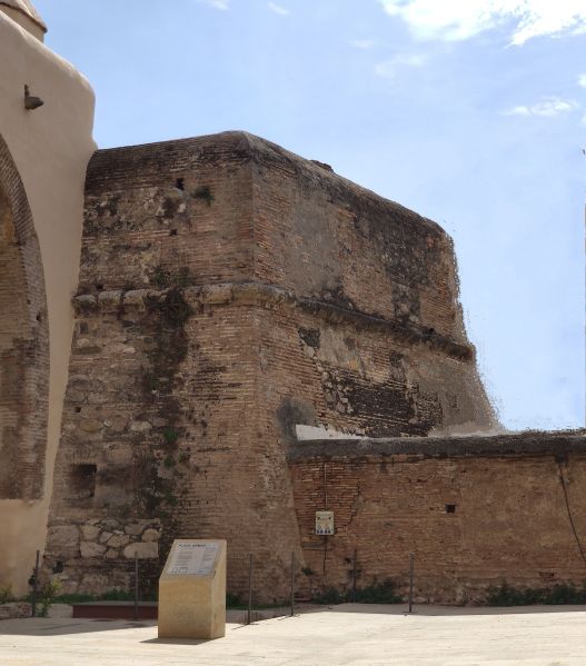 Archivo:Muralla de Motril, obra del Reino de Gramada II y el Reino de Granada III. Tramo de muralla y torre de la vela..jpg