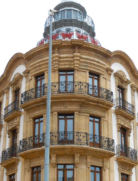 Archivo:Casa de las Mariposas, Almería capital, Región Histórica de Granada, España. Detalle de la esquina y su torre coronada por mariposas..jpg