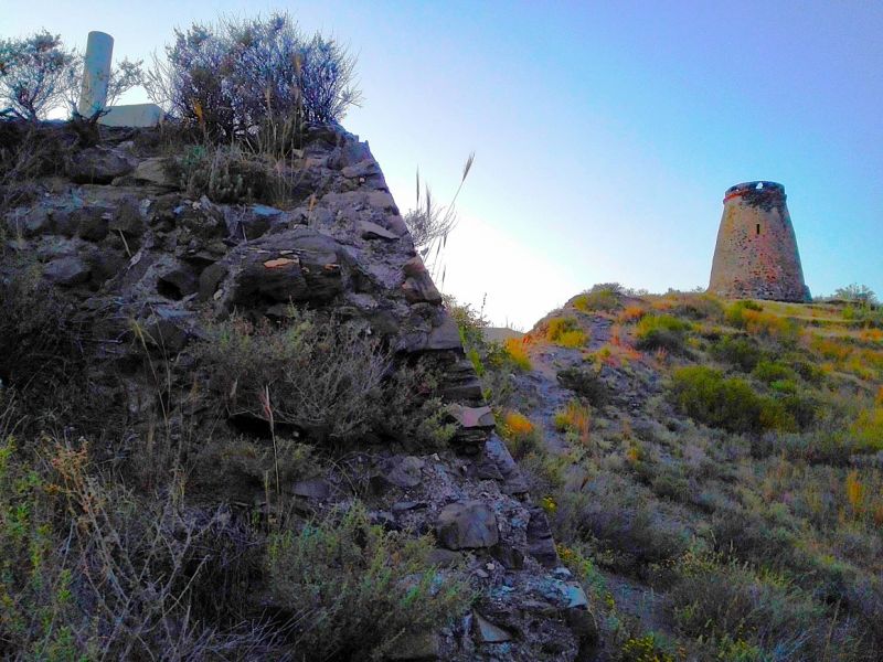 Archivo:En primer plano está la Atalaya de Enmedio, al fondo la Torre o Atalaya del Diablo, Almuñécar, Granada, Región Histórica de Granada. .jpg
