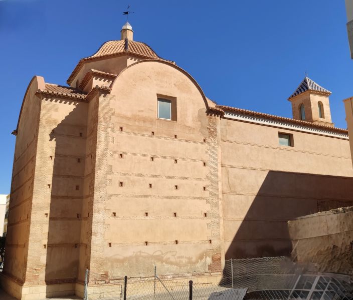 Archivo:Iglesia de la Victoria, Vera, Almería, Región Histórica de Granada, España. A nuestra derecha la parte primitiva del s. XVII, en el dentro y nuestra izquierda la parte añadida en el s. XVIII..jpg