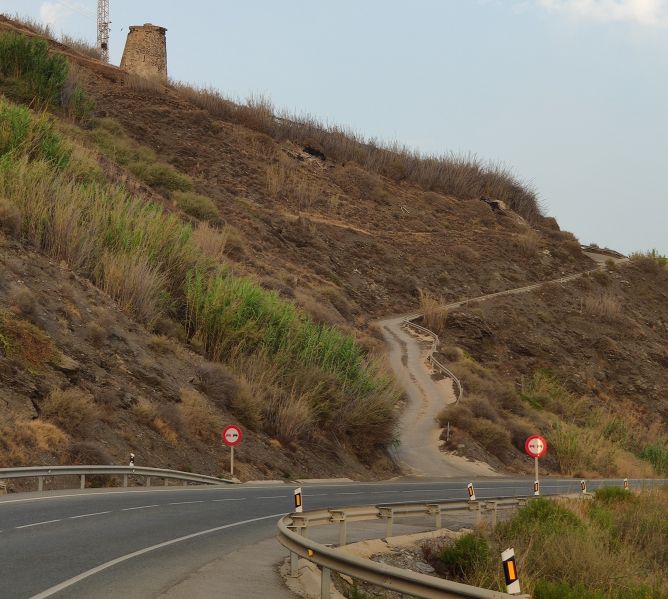 Archivo:Atalaya de Puntalón o de Punta Negra. Costa de Granada Construida durante Reino de Granada III o Cristiano. Vista desde el acceso..jpg