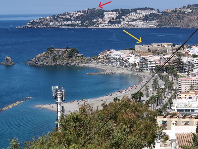 Archivo:Comunicación visual de la Atalaya cristiana de Velilla con la red defensiva costera del Reino de Granada. La flecha amarilla señala al castillo de Almuñécar, la roja señala a la Atalaya de la Punta Mona..jpg