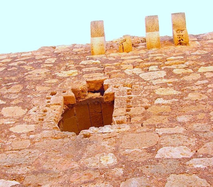 Archivo:DSC00078Castillo de los Alumbres, Rodalquilar, Níjar, Almería. Obra del Reino de Granada III o Cristiano, siglo XVI. Gran ventana de la parte alta de la torre central, que estuvo protegida con reja y buzón matafuegos..jpg