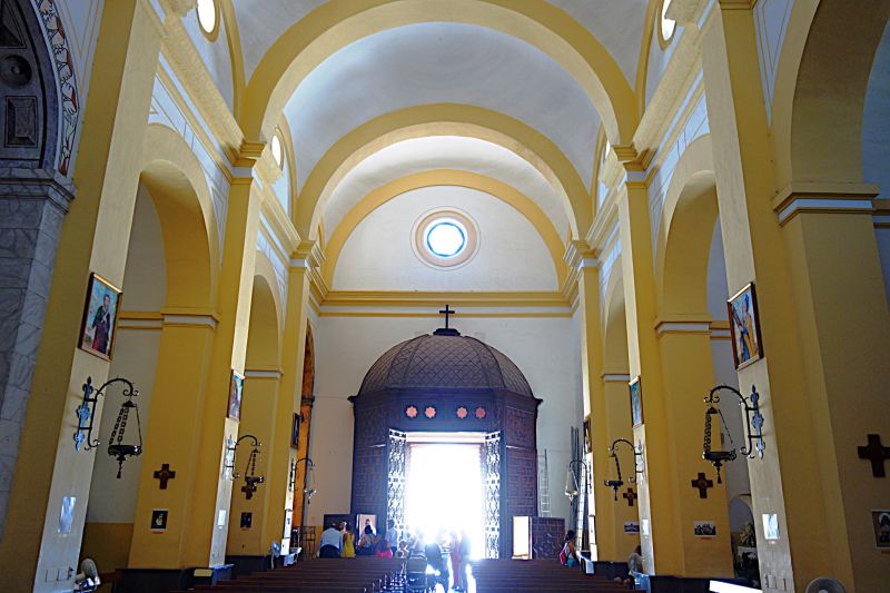 Archivo:Iglesia-fortaleza de la Encarnación, Almuñécar, Granada, Región Histórica de Granada, España. Interior del templo, nave de los pies con sus ocho capillas laterales..jpg