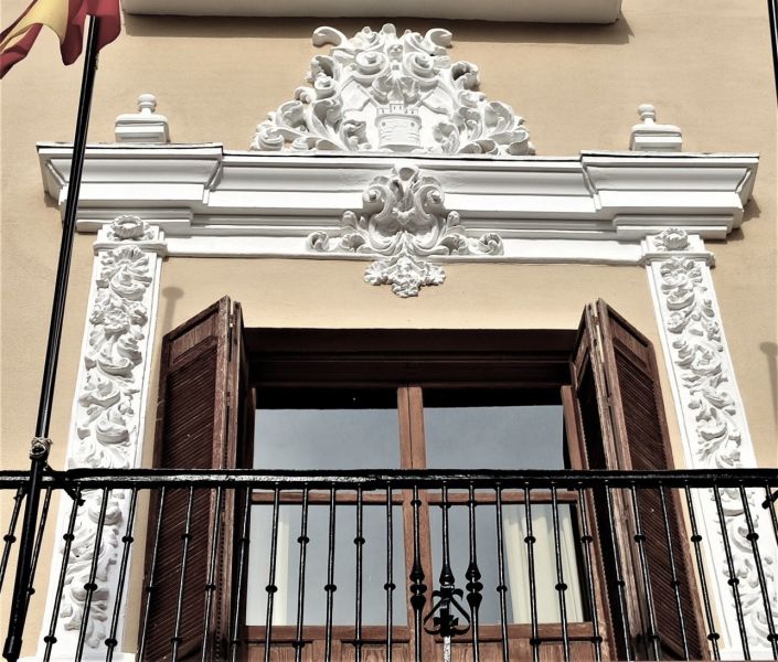 Archivo:Ayuntamiento de Motril, Granada, Región Histórica de Granada, España. Balcón consistorial con herrajes granadinos y yeserías de la Escuela Granadina de Yeseros y Escayolistas..jpg