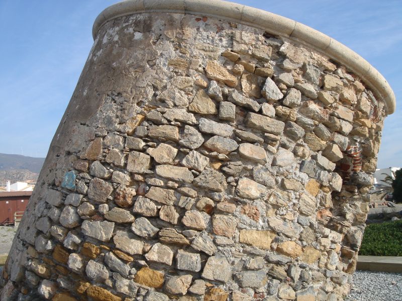 Archivo:Atalaya del Farillo de Calahonda, Costa de la provincia de Granada. Construida durante el Reino de Granada III o Cristiano. Semienterrada en un 50%..jpg