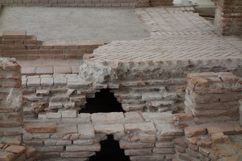 Archivo:Detalle de la calefacción del suelo en otras salas de los baños del palacio, inspirada en los hipocaustos de los baños romanos. Alcazaba del castillo de Salobreña, obra del Reino de Granada II o Nazarí..jpg