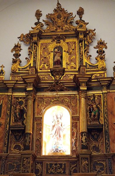 Archivo:Iglesia de la Virgen de los Ángeles, obra del Reino de Granada III o Cristiano. Parte original del retablo mayor, de estilo Barroco Final..jpg