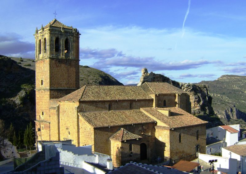 Archivo:La parte menos transformada de la fortaleza de Colomera se encuentra tras su espectacular iglesia de la Escuela Granadina..jpg