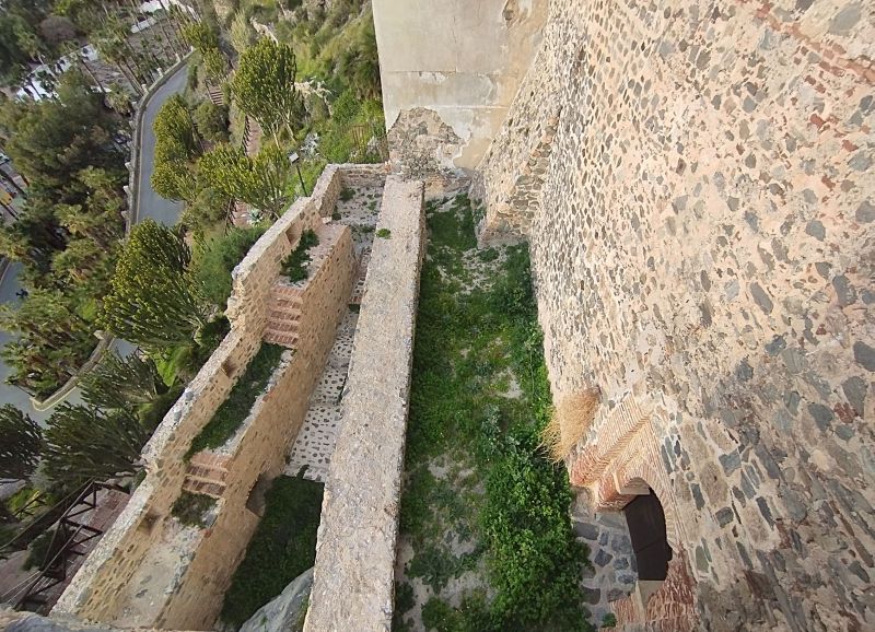 Archivo:Castillo de S. Miguel, Almuñécar, Región Histórica de Granada, España. Sistemas defensivos del exterior de la puerta de la coracha- acceso en recodo, parapetos a un nivel superior para disparar al asaltante....jpg