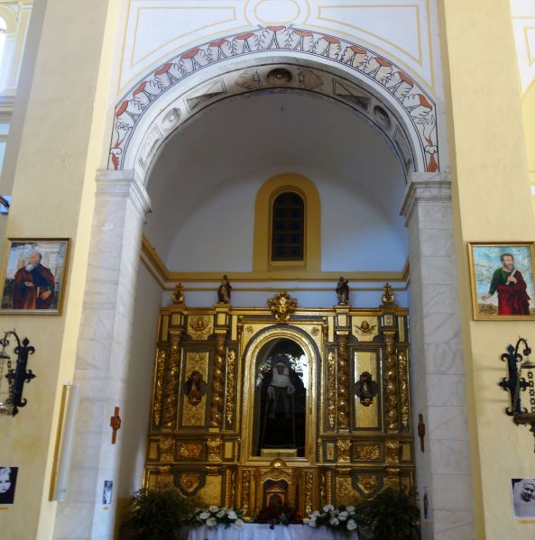 Archivo:Iglesia-fortaleza de la Encarnación, Almuñécar, Granada, Región Histórica de Granada, España. Capilla lateral con pinturas murales y retablo moderno neobarroco..jpg