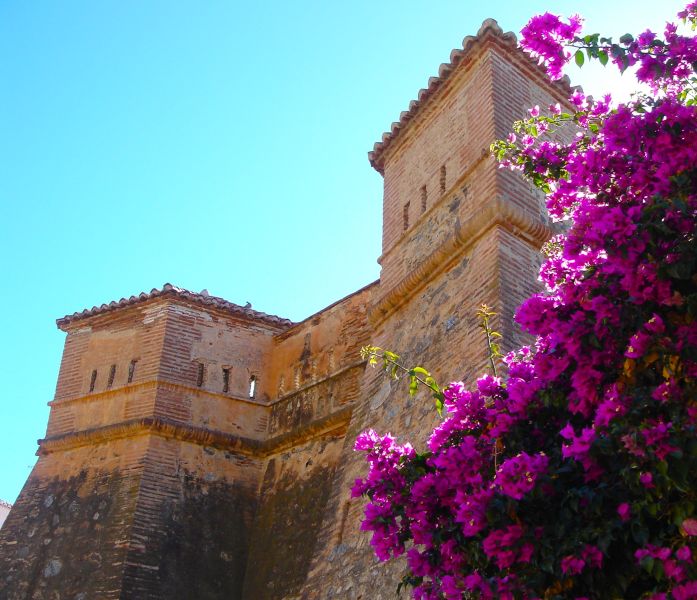 Archivo:Batería del Castillo de Baños, Alpujarra, Región de Granada. Construida en el siglo XVIII, Reino de Granada III. Vista del parapeto y troneras de la cara norte que defienden la entrada..jpg