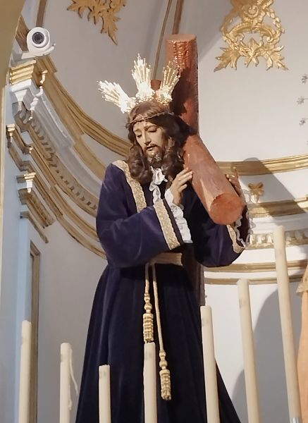 Archivo:Iglesia del Salvador, Nerja, Málaga, obra del Reino de Granada III o Cristiano. Jesús con la cruz acuestas, obra de la Escuela Granadina, con pelo natural y piel pálida..jpg