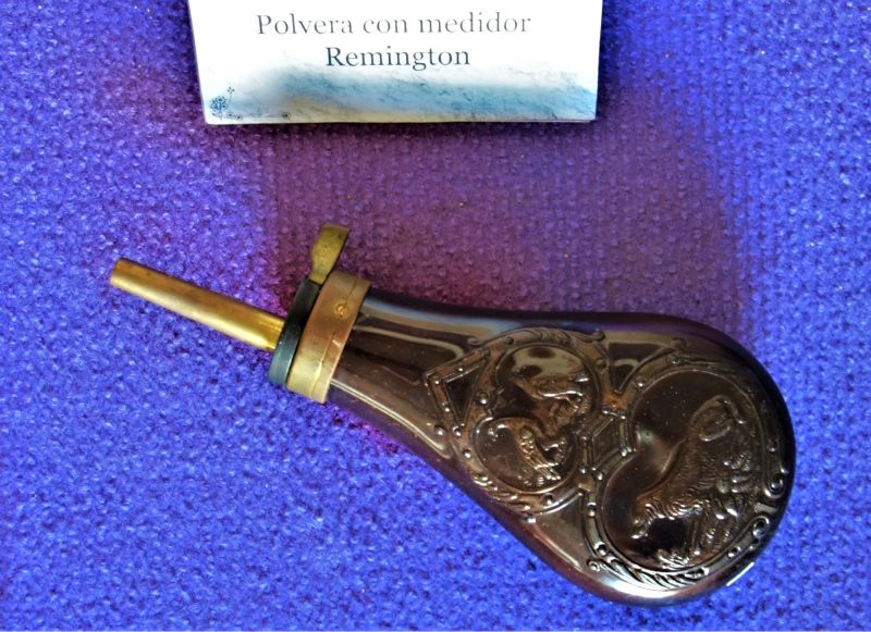 Archivo:Polvera o polvonera usada por cada soldado para recargar su arma con pólvora tras cada disparo..jpg