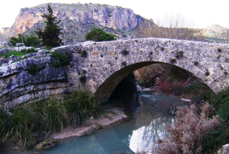 Archivo:Vista lateral del puente romano de Colomera..jpg