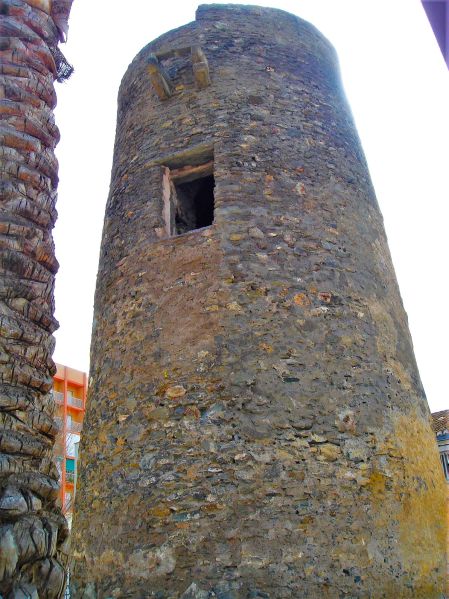 Archivo:Atalaya de Torrenueva, Granada, Región Histórica de Granada, España. La torre antes de su última restauración..jpg