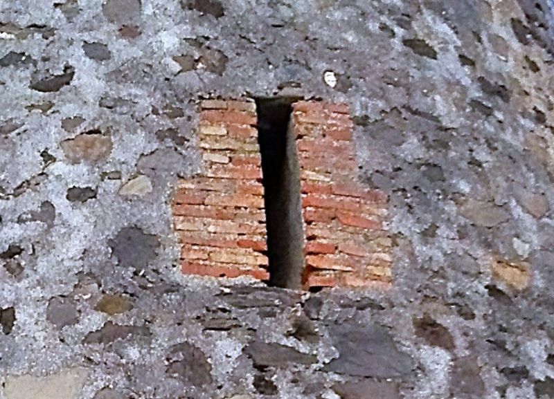 Archivo:Atalaya del Diablo, Almuñécar, Granada, Región Histórica de Granada. Una de las troneras..jpg