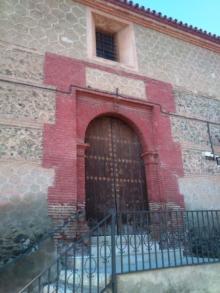 Archivo:Portada lateral de la Iglesia de Nuestra Señora del Carmen, Gérgal, Almería, construida durante el Reino de Granada III en estilo Mudéjar Granadino..jpg