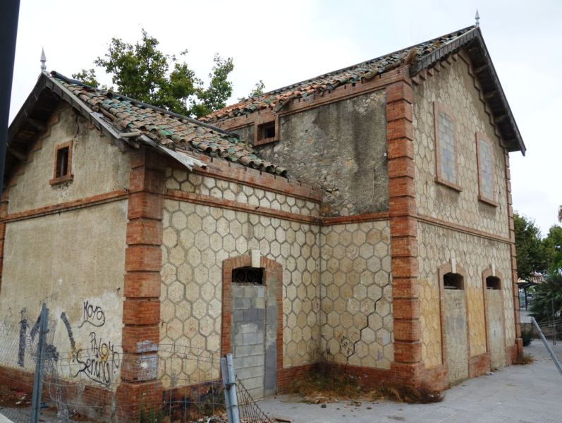 Archivo:Estación de ferrocarril del eliminado tren Sol y Nieve, Vélez Málaga, provincia de Málaga, España. Obra realizada durante el periodo de la Región de Granada. Estado antes de su restauración..jpg