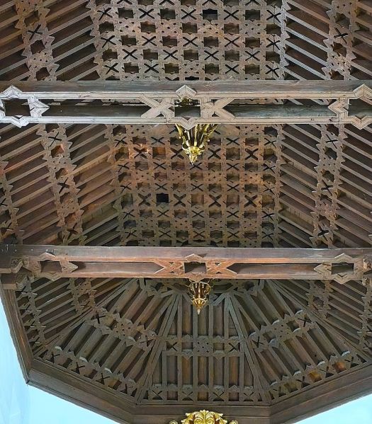 Archivo:Iglesia de S. Ginés, Purchena, Almería. Obra del Reino de Granada III (1492-1833). Armadura de la nave central de estilo Mudéjar Granadino..jpg